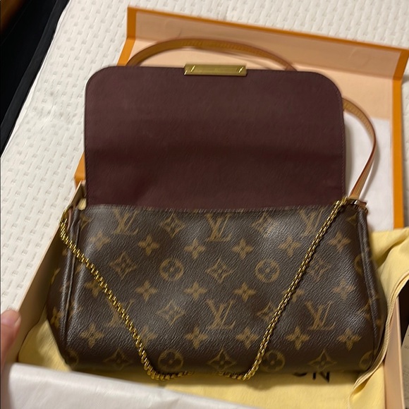 Louis Vuitton Favorite MM Monogram Crossbody Bag - Picture 3 of 16